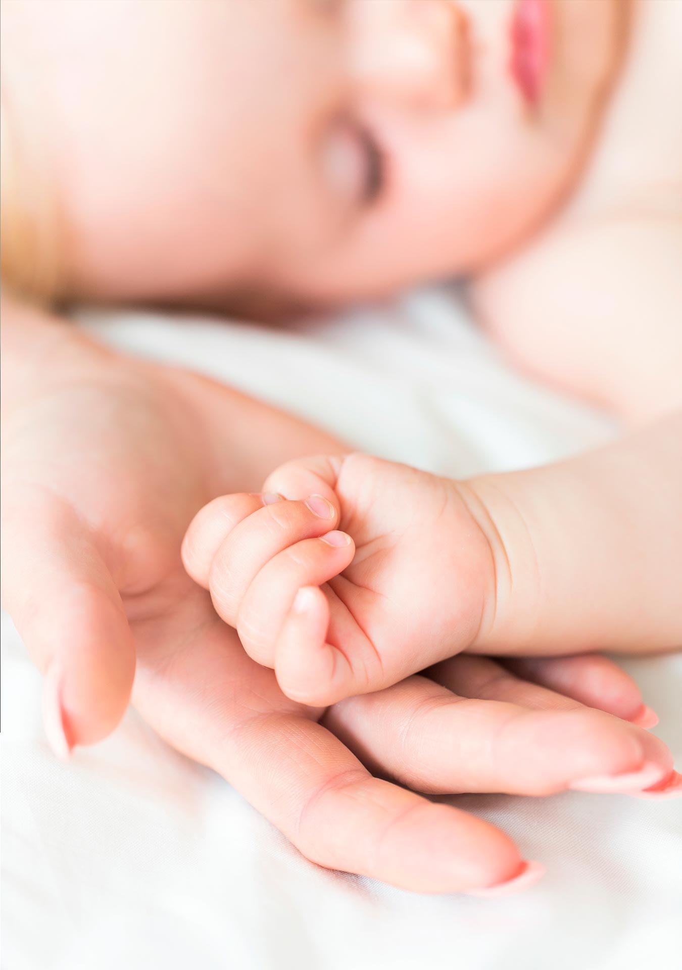 mano de bebe y madre
